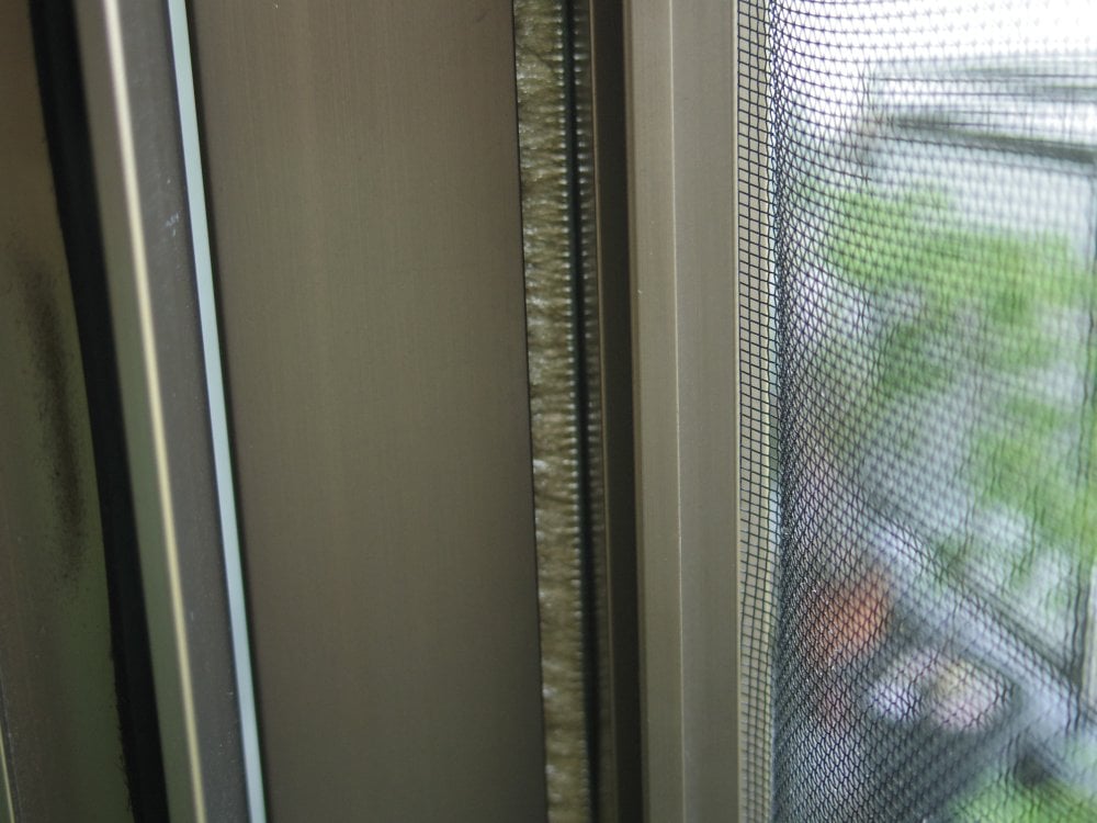 網戸用の虫の侵入を防ぐシール Kanayon Mさんの槌屋ティスコの窓 イエナカ手帖