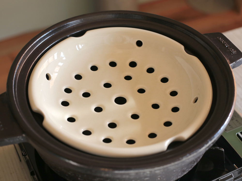 ビストロ蒸し鍋。専用のトング付き。