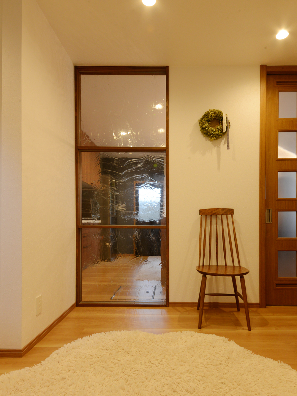 縦長のFIX窓もあります。