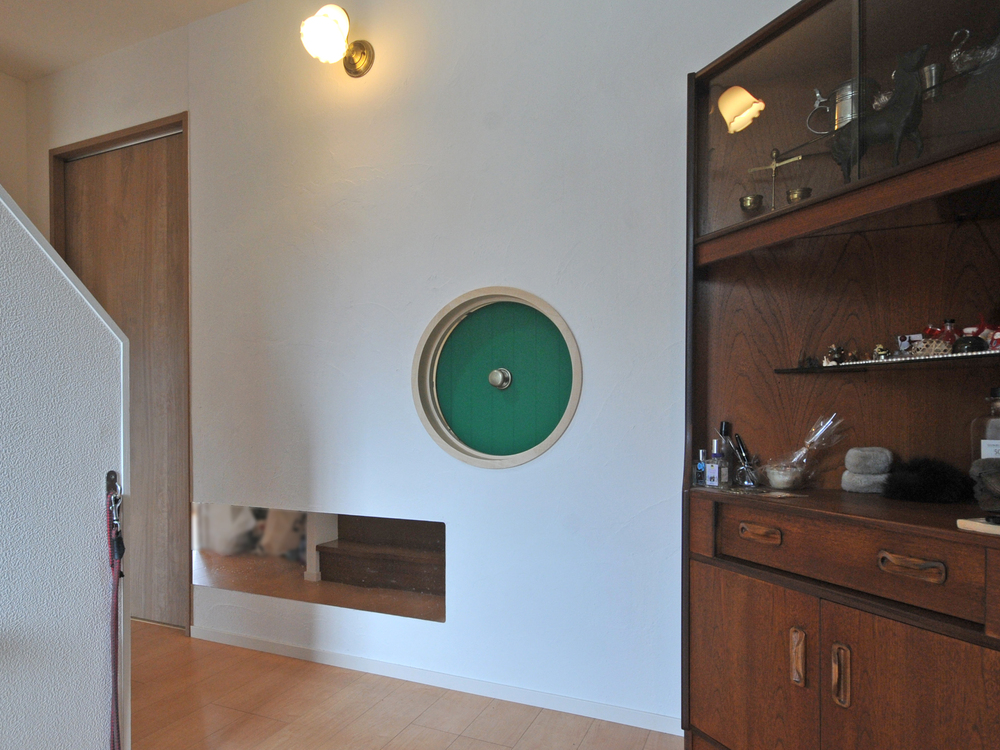 ホビットの扉をイメージした室内窓