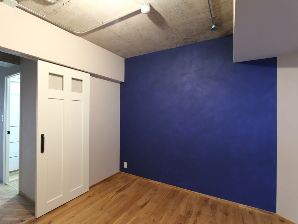 塗り跡が残り、温かみのある壁