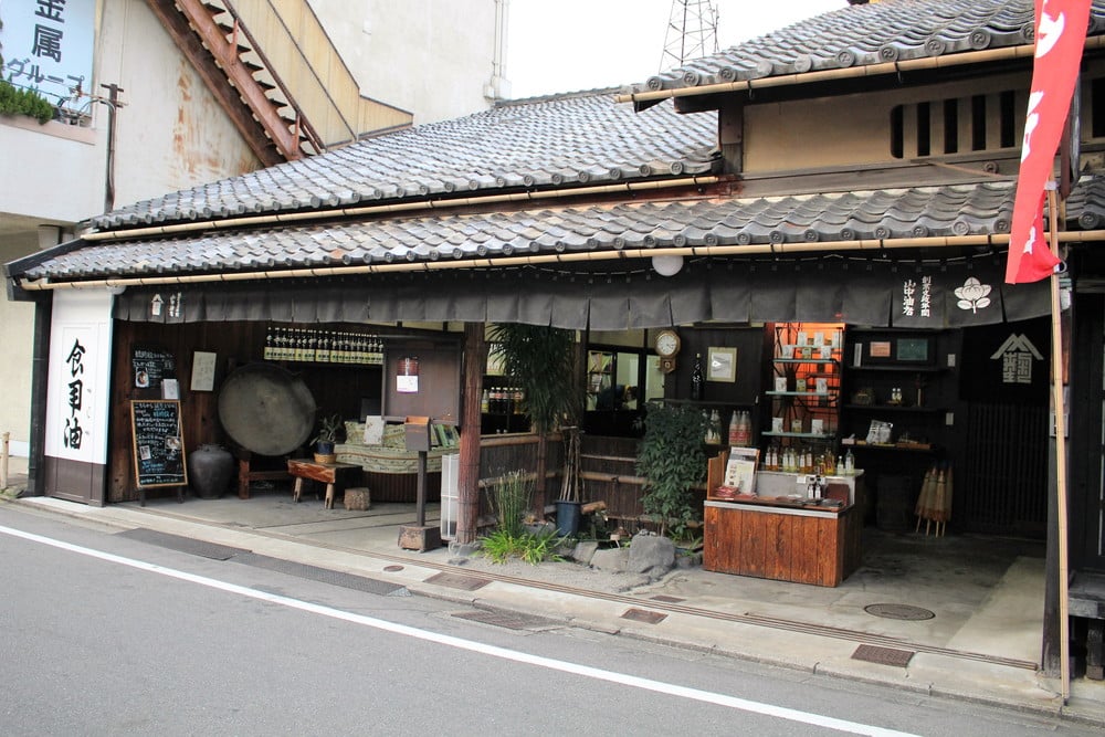 山中油店の外観。味わいのある佇まいである。