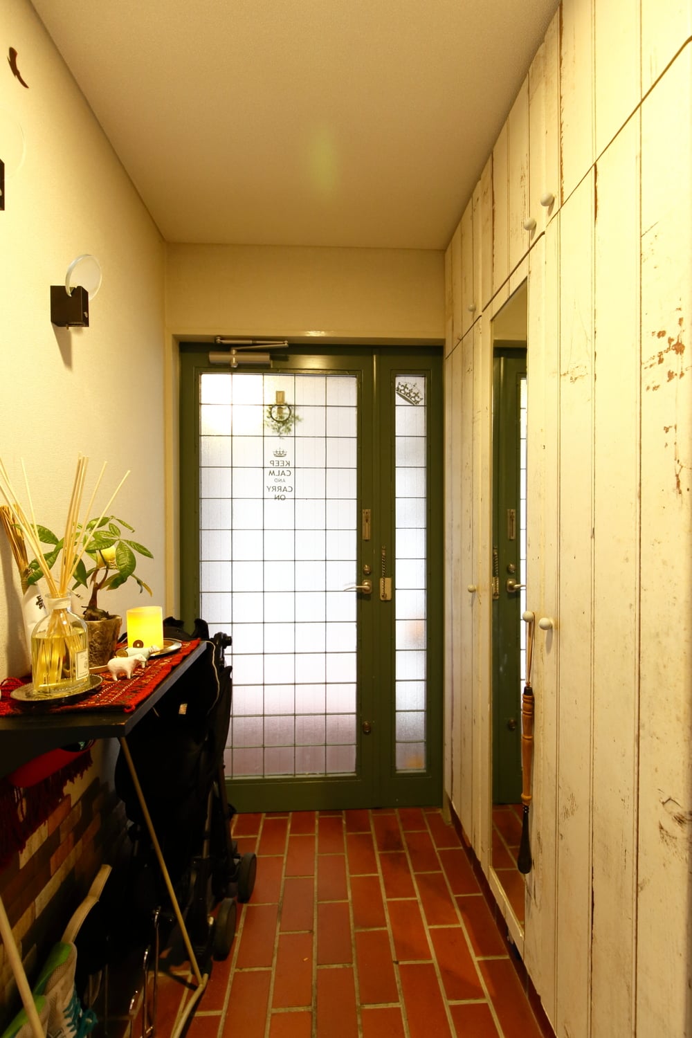 昭和50年代のマンションの玄関に フェイクの壁紙とレンガタイルを
