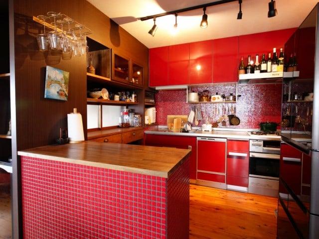 「平田タイルの真っ赤なモザイクタイルを2種類使ったキッチン」 Shinyaさんのキッチンスペース イエナカ手帖