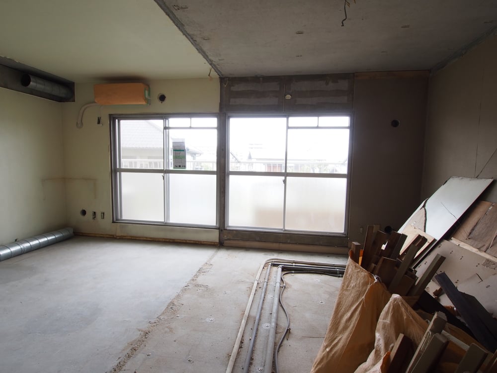 床の配管は給湯器に繋がっています