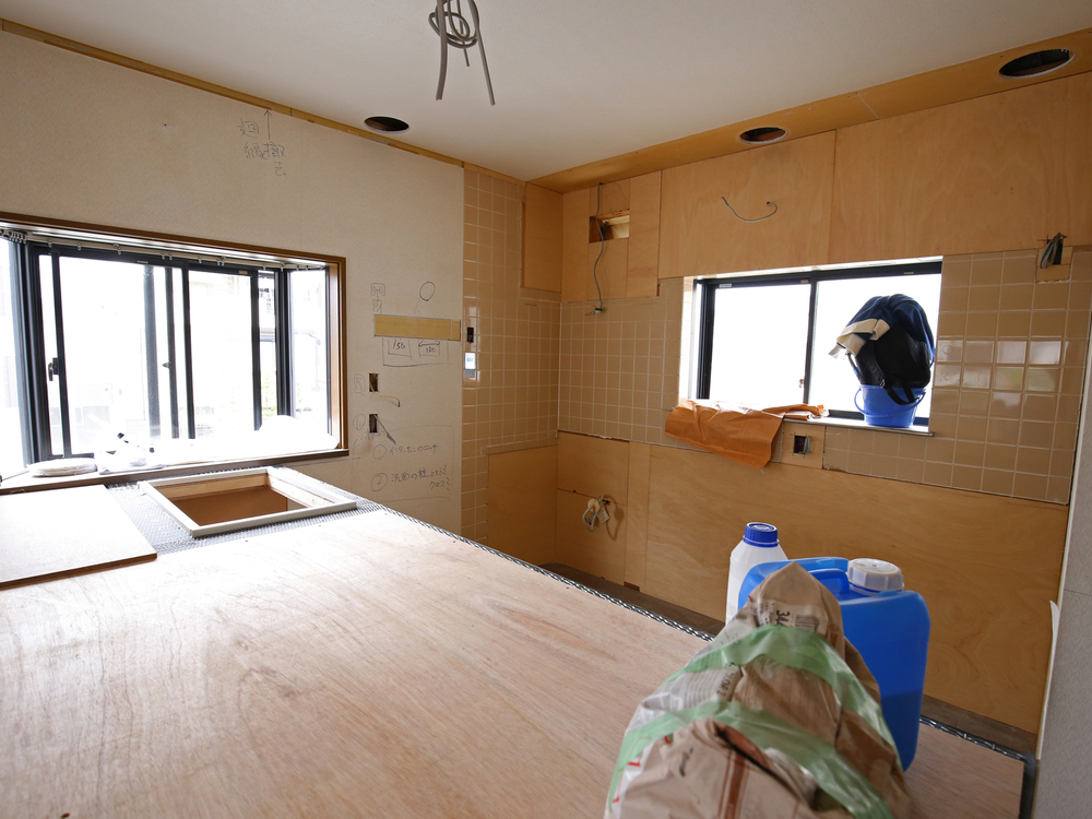 背面にボードを施工しました。