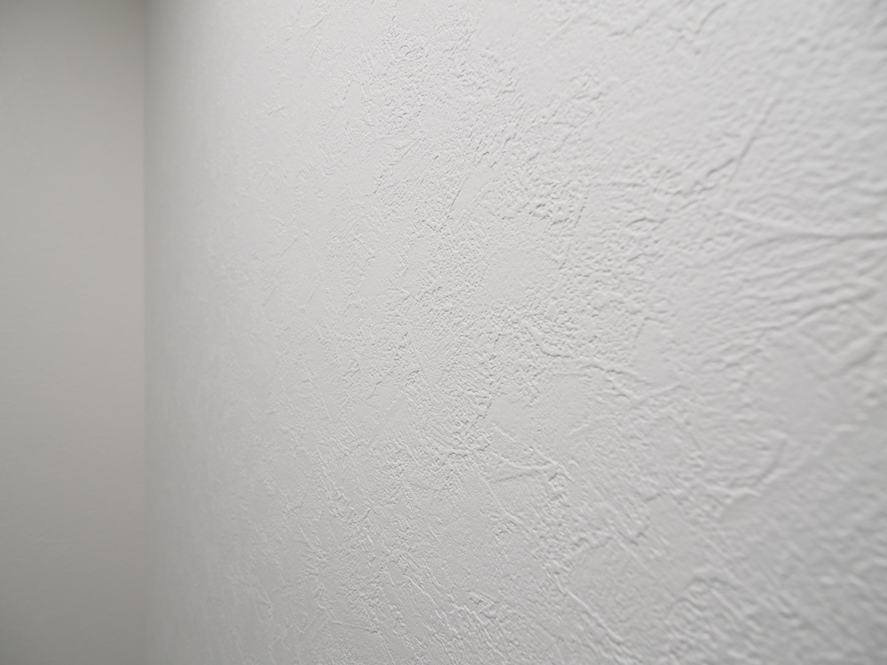 モルタルの床材ともよく合うシンプルなクロス サンゲツ Sp2137 真郁 潤一さんのサンゲツの壁材 イエナカ手帖