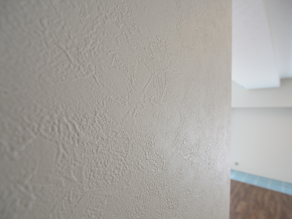 リビングダイニングは石目調の壁紙 サンゲツ Sp2137 を使用 真郁 潤一さんのサンゲツの壁材 イエナカ手帖