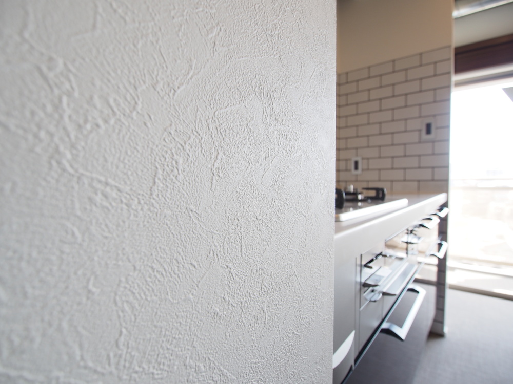 キッチンスペースの壁はシンプルな石目調クロス Sp2137 リキさんのサンゲツの壁材 イエナカ手帖