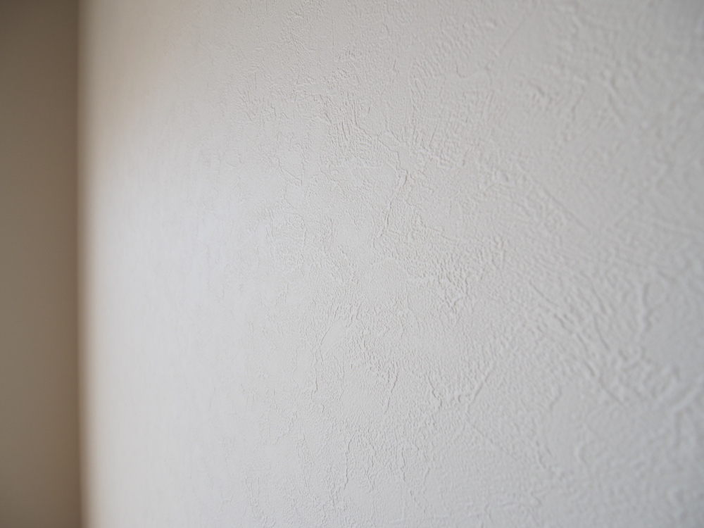 石目調のシンプルな壁紙はサンゲツのもの Sp2137 リキさんのサンゲツの壁材 イエナカ手帖