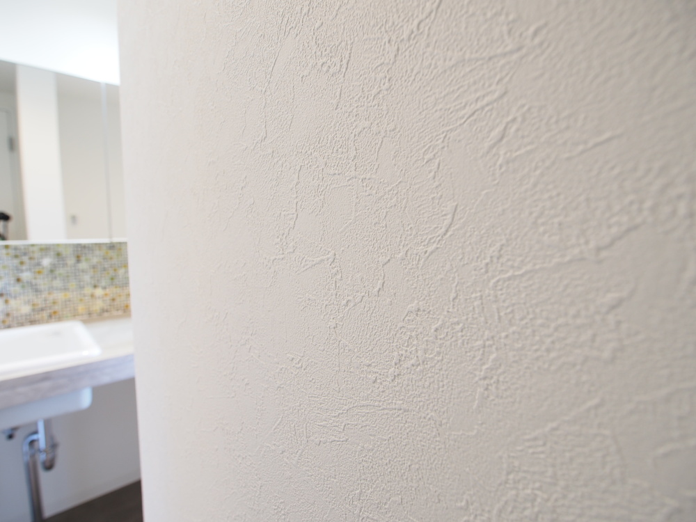 洗面室の壁紙はサンゲツのsp2137 石目調 リキさんのサンゲツの壁材 イエナカ手帖