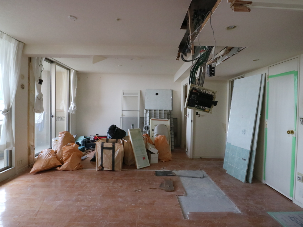 こちら側を向いて設置します。