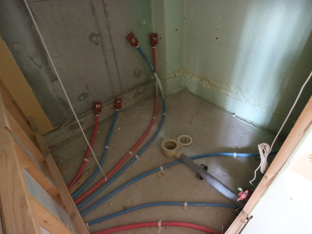 床の様子。給排水管が見えています