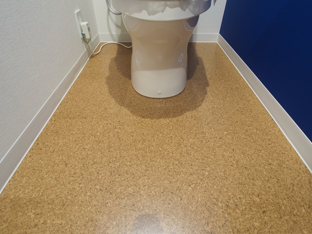 サンゲツのコルクタイル Kr1267 をトイレの床材に使用 川べりの家さんのサンゲツの床材 イエナカ手帖