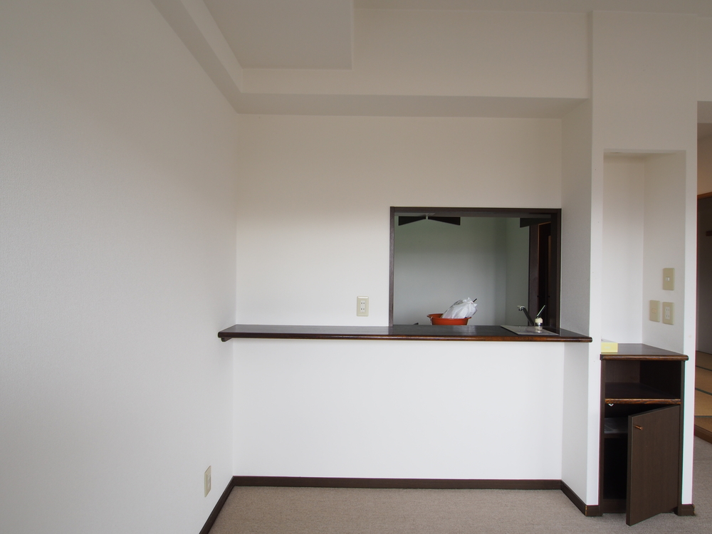 右にキッチン、左にカウンターが来ます