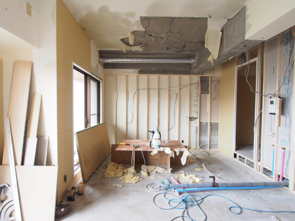 天井のクロスを剥がしています。