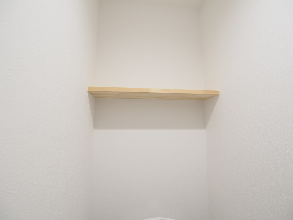 「トイレの固定棚は集成材で造作」 ゆうこさんのトイレスペースの造付け棚 イエナカ手帖