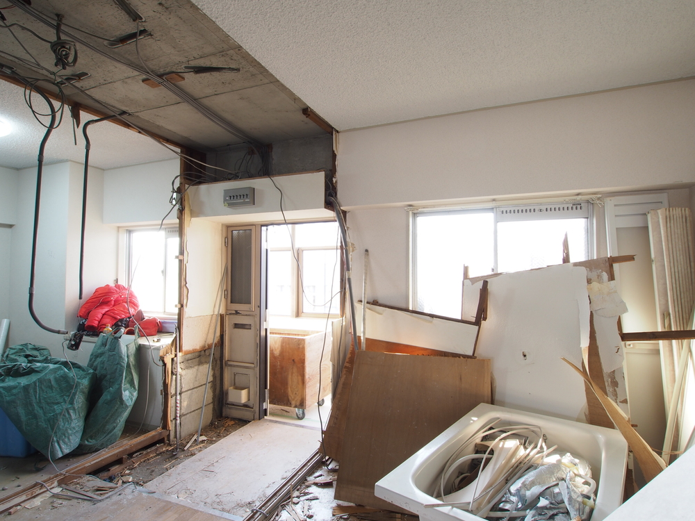 廊下との間の壁を解体済み