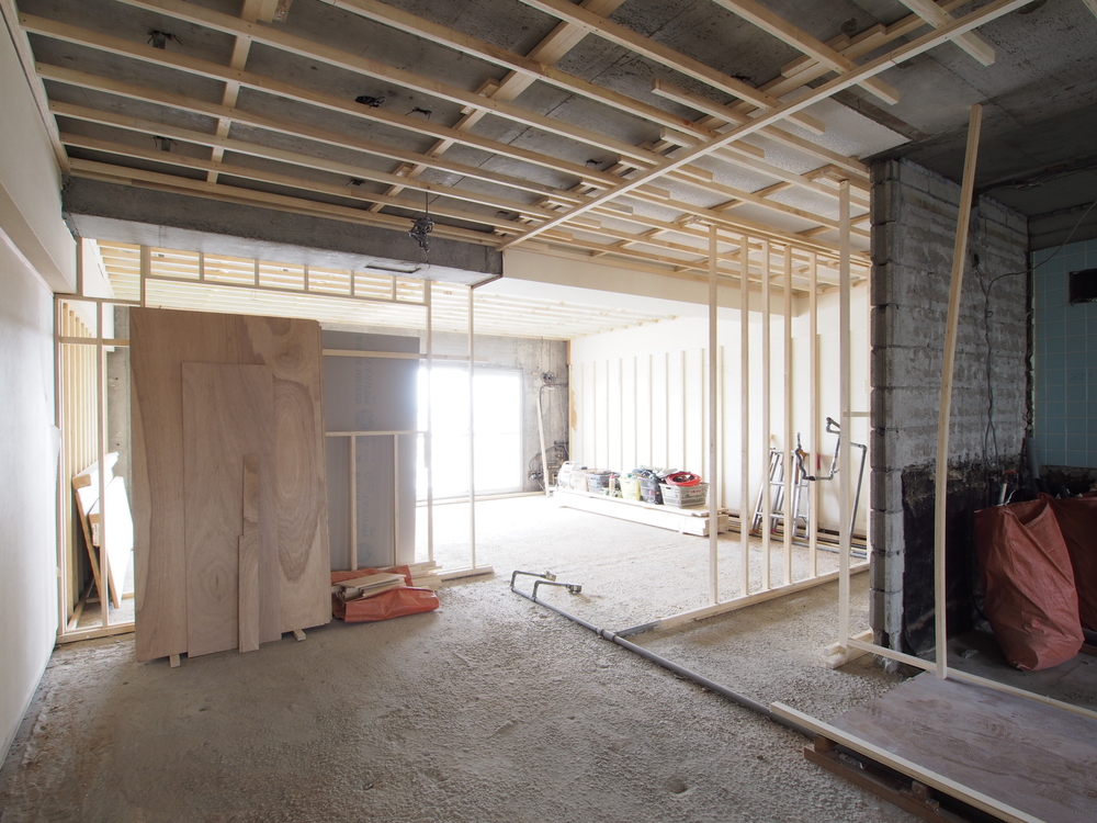 リビングとの間に壁造作中