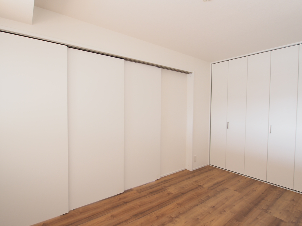 閉めると個室として使えます。