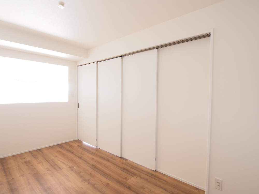 窓があり、お互いの気配を感じられます。