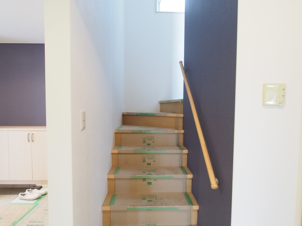 階段にアクセントクロスを施工 タケヒロムさんの階段 3 5 イエナカ手帖