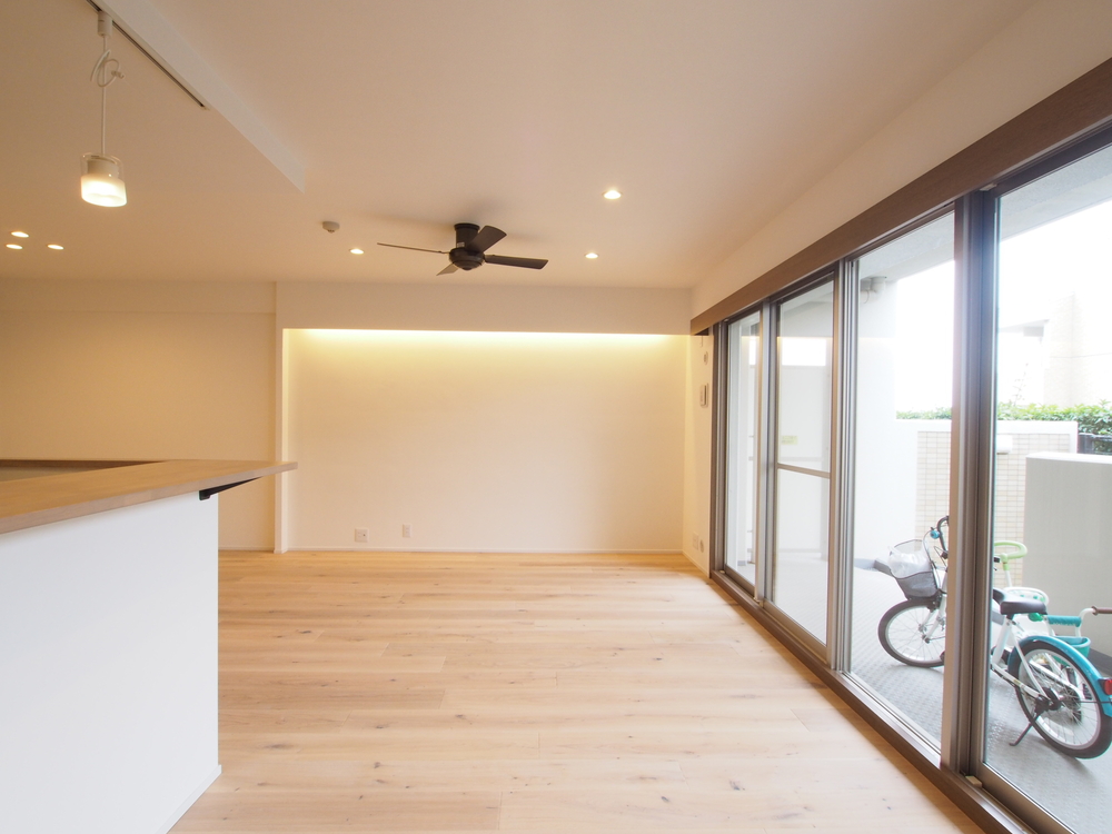 正面の壁には間接照明を。奥行きを感じます