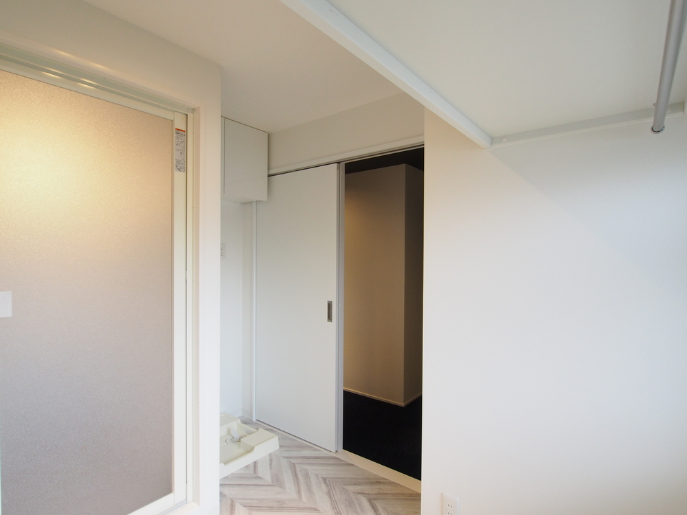 ちらっと見える玄関とは全く違う印象です