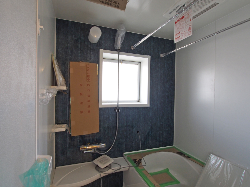 ユニットバスを取り付け中です りょうちんさんの浴室 4 6 イエナカ手帖