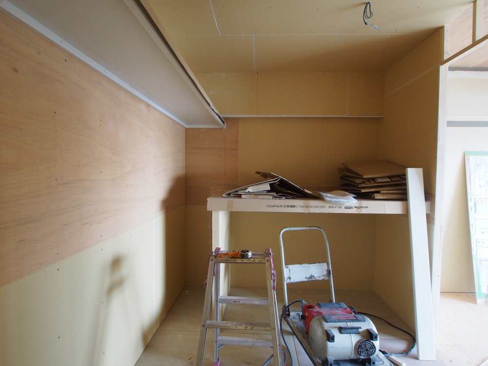 収納内に棚を造作しています ぺんぎん丸さんのウォークインクロゼット 3 7 イエナカ手帖