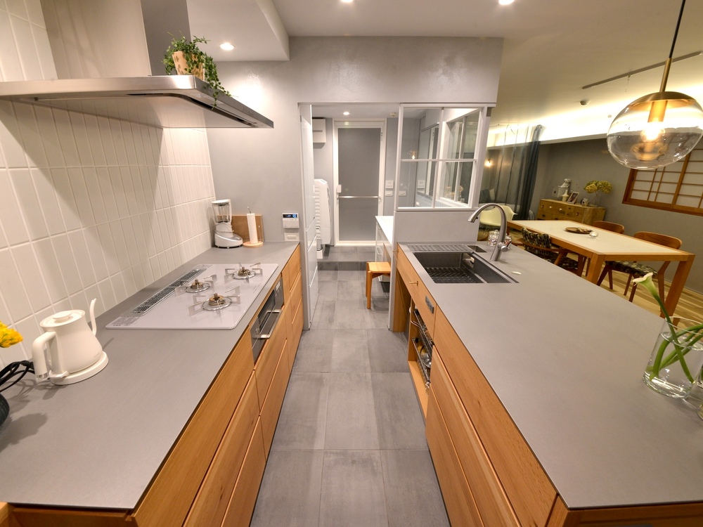 引き出しの面材は、すべて北海道大雪山のナラ材の突板です