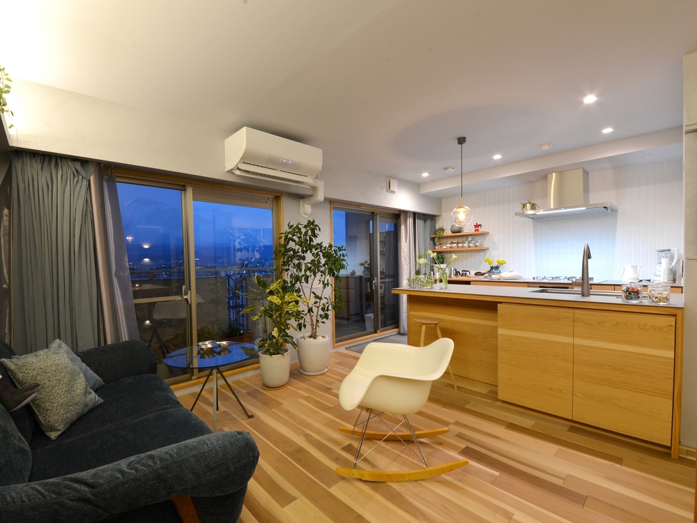 通常は廃棄する白太部分をデザインとして活かしています